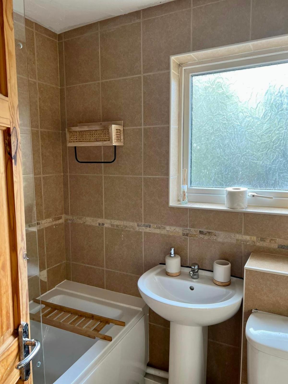 Manchester - Eccles - Business - Contractors - Families - Discounts Available Екстериор снимка