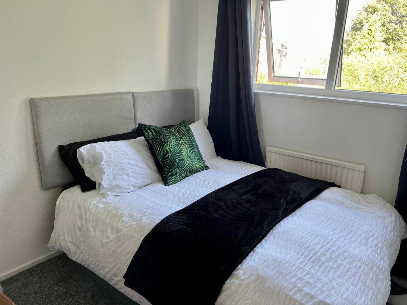 Manchester - Eccles - Business - Contractors - Families - Discounts Available Екстериор снимка