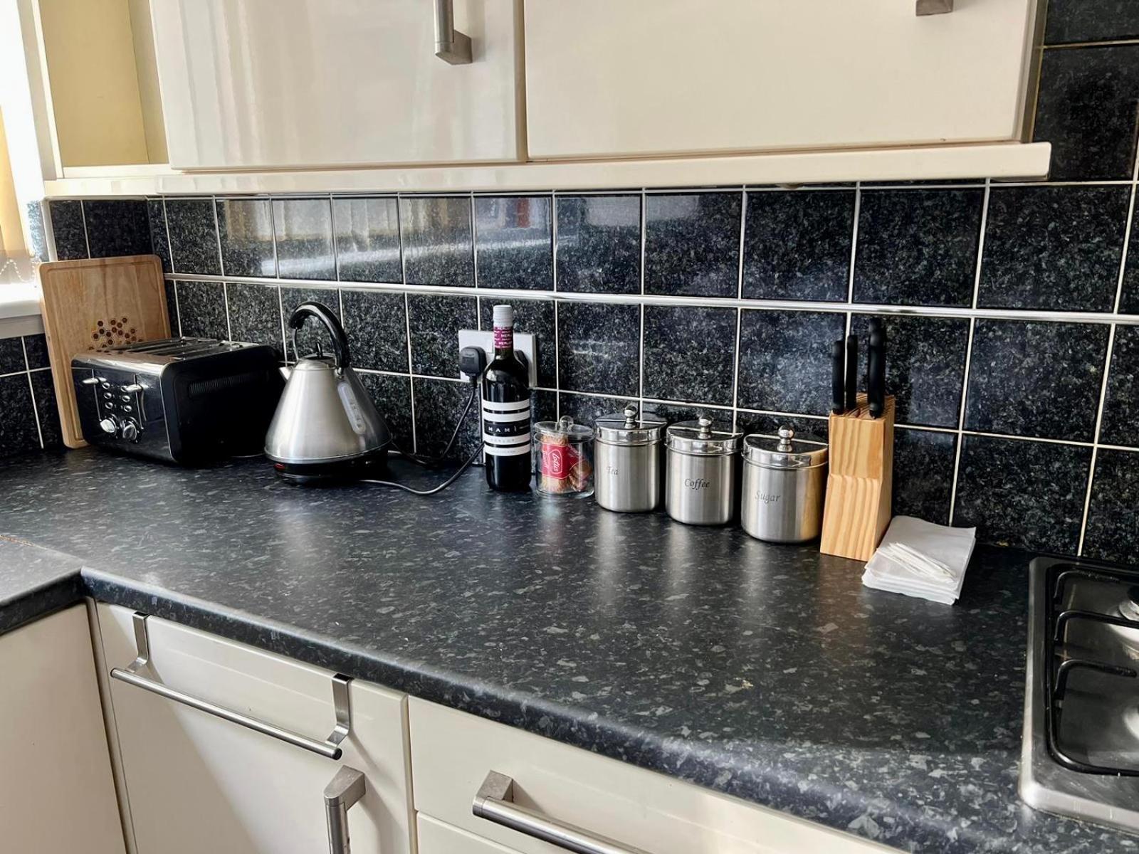 Manchester - Eccles - Business - Contractors - Families - Discounts Available Екстериор снимка
